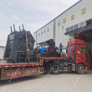 1000*700液壓對(duì)輥制砂機(jī)，1210反擊破發(fā)往四川
