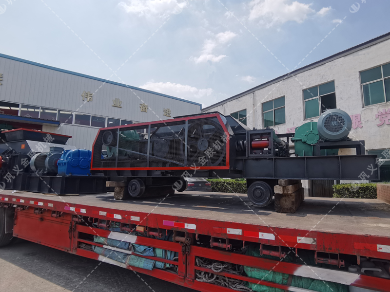 1200*1200雙齒輥破碎機(jī)，兩臺(tái)900*900軌道移動(dòng)雙齒輥破碎機(jī)發(fā)往云南