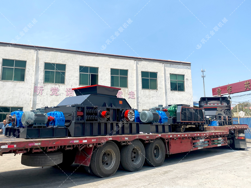 1200*1200雙齒輥破碎機(jī)，兩臺(tái)900*900軌道移動(dòng)雙齒輥破碎機(jī)發(fā)往云南