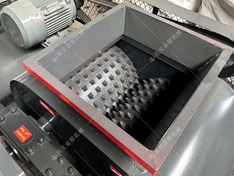雙齒輥破碎機(jī)真的能“干濕通破”嗎？它的工作原理是什么？